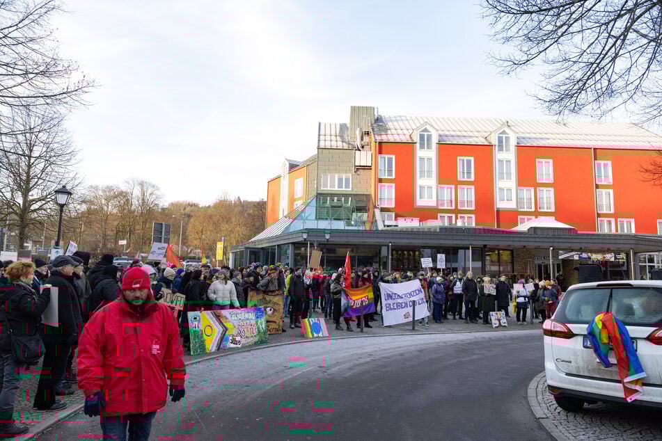 Vor dem Veranstaltungsort kommt es zu Protesten.