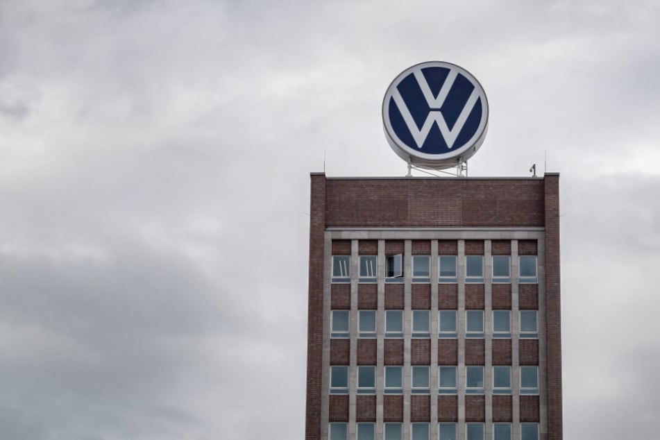 Das VW-Logo auf dem Verwaltungshochhaus vom Volkswagen Werk.