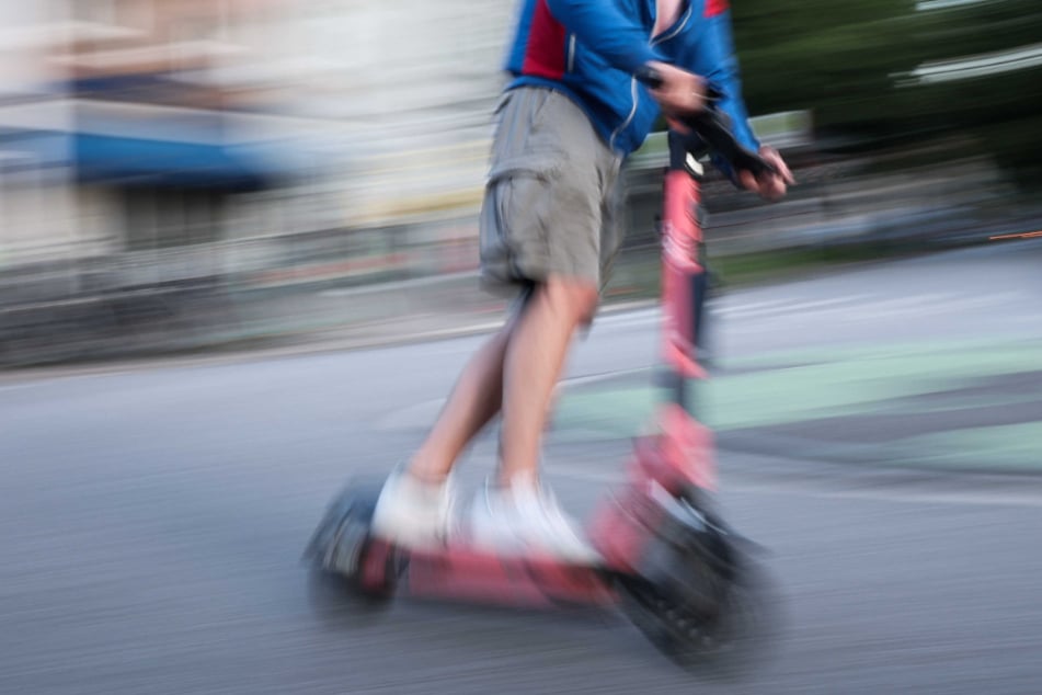 Im Affenzahn durch Zwickau! Ein Mann (23) fuhr mit einem getunten E-Scooter durch die Stadt. Die Polizei rückte an. (Symbolbild)