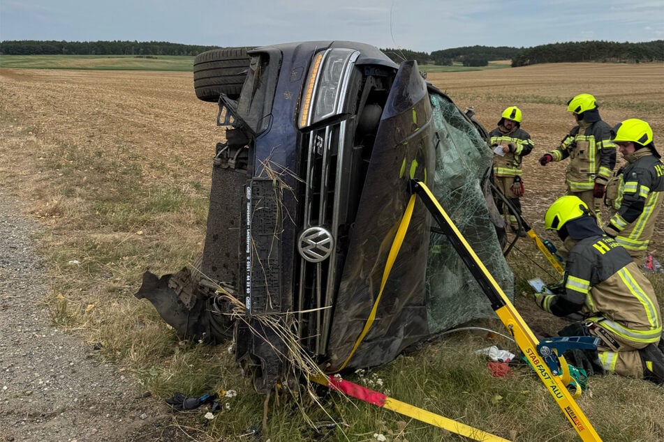 Einsatzkräfte befreiten den Mann (61) aus seinem Fahrzeug.