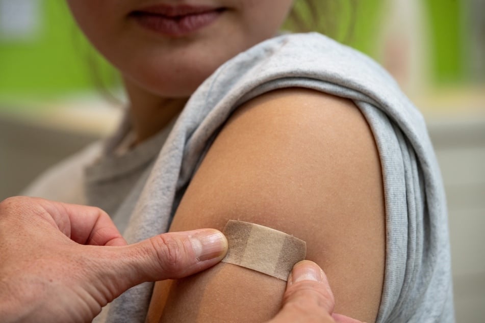 Idealerweise soll man sich schon in jungen Jahren, vor dem ersten Geschlechtsverkehr, gegen HPV impfen lassen.