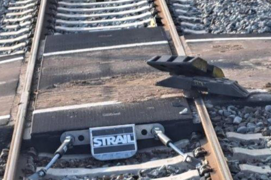 28-Kilo-Platten auf Bahngleise gelegt! Dann nähert sich ein Zug