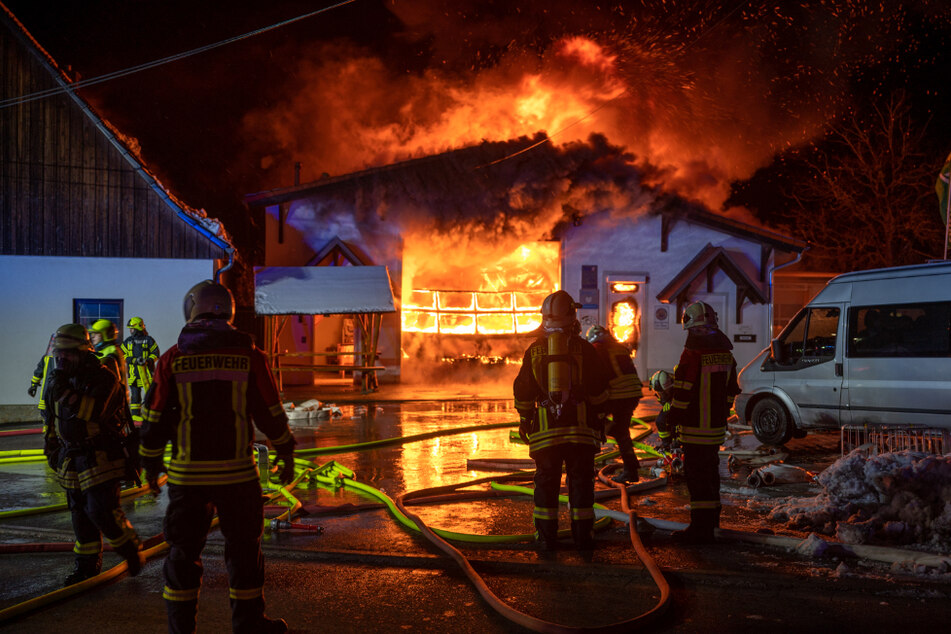 Über mehrere Stunden kämpfte die Feuerwehr gegen die Flammen.