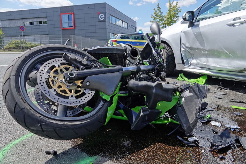 Am heutigen Montagmittag krachte ein Mann (27) mit seinem Motorrad in Dresden-Prohlis gegen ein Auto.