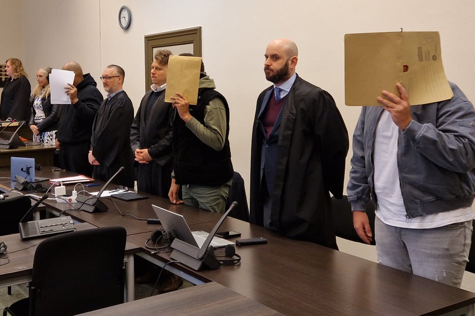 Die drei Angeklagten beim Prozessauftakt am Freitag im Landgericht Hamburg. Zwei von ihnen sitzen seit ihrer Verhaftung im November 2023 in U-Haft.