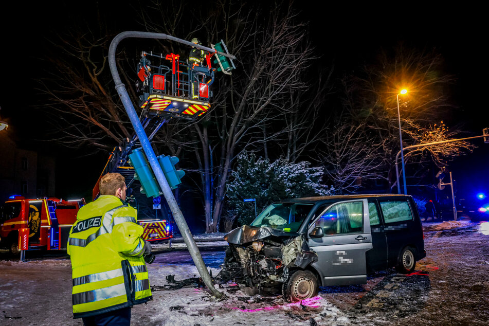 Unfall bei Schnee und Eis: Leichenwagen kracht in Ampel!