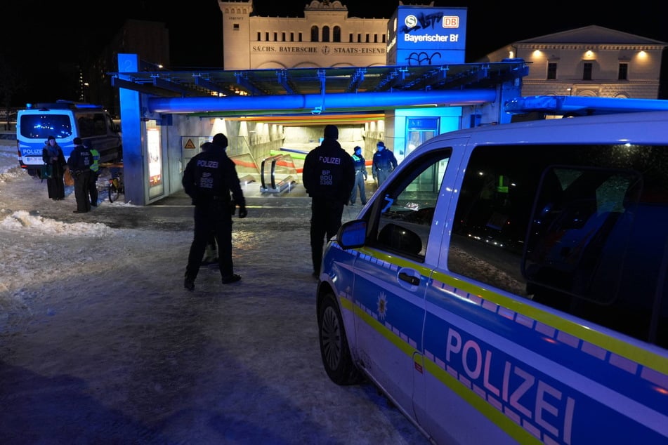 Samstagabend rückten die Kräfte zu der Haltestelle Bayerischer Bahnhof aus.