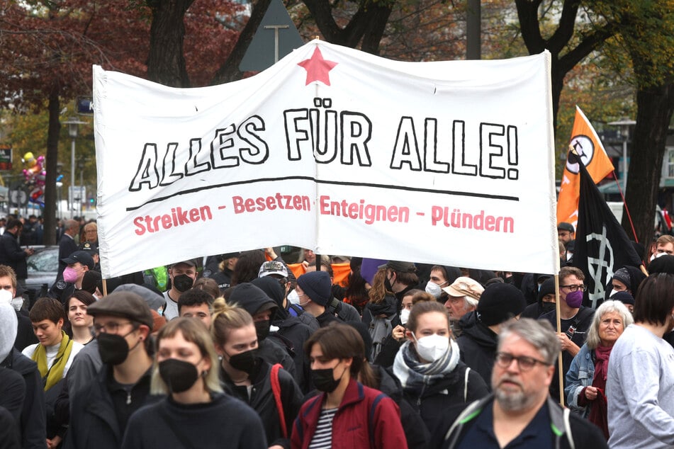 Teilnehmer der Demonstration "Solidarisch aus der Krise" ziehen durch die Hamburger Innenstadt.