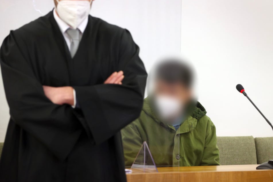 Der Angeklagte sitzt im Landgericht auf der Anklagebank in Kempten.