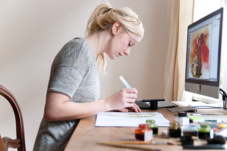 Die Leipziger Grafikdesignerin und Illustratorin Anemone Kloos (34) gibt den Bienen ihre Gestalt.