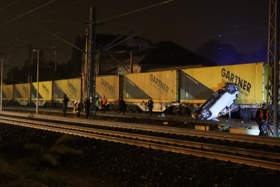Das Auto wurde von dem Zug mitgeschleift und kam letztendlich in dieser Position zum Stehen.