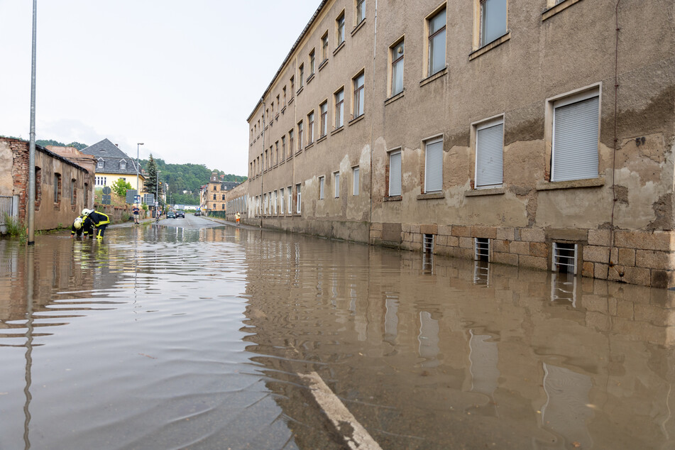 Die Hauptstraße in Mylau stand komplett unter Wasser.