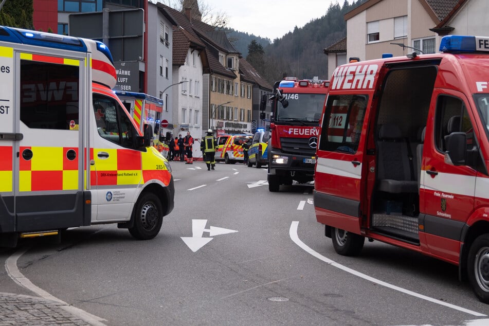 Rettungskräfte sind nach dem schweren Unfall mit zwei Toten in Schramberg im Einsatz.