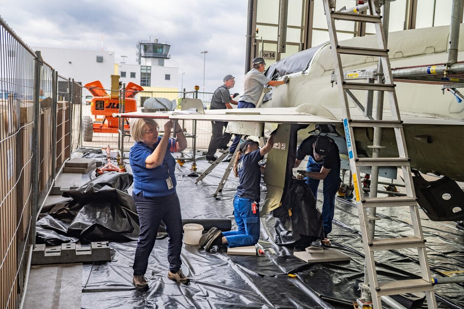 Angelika Dobin (71, l.) fing im Jahr 1979 bei der VEB Flugzeugwerft Dresden an. Bis heute lässt sie die Leidenschaft für die Luftfahrt nicht los.