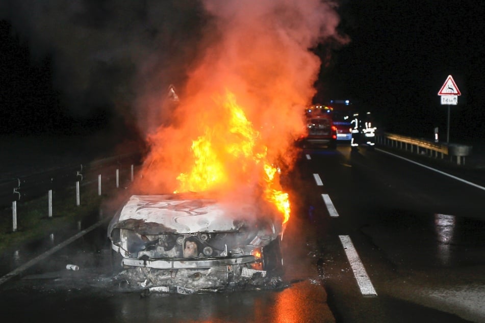 Flammen schlugen aus dem Motorraum des VW. Die Feuerwehr konnte sie zwar löschen ...