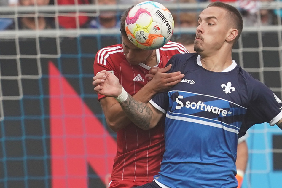 Für Darmstadts Angreifer Phillip Tietz (r.) gab es gegen Fortuna Düsseldorf kein Durchkommen.