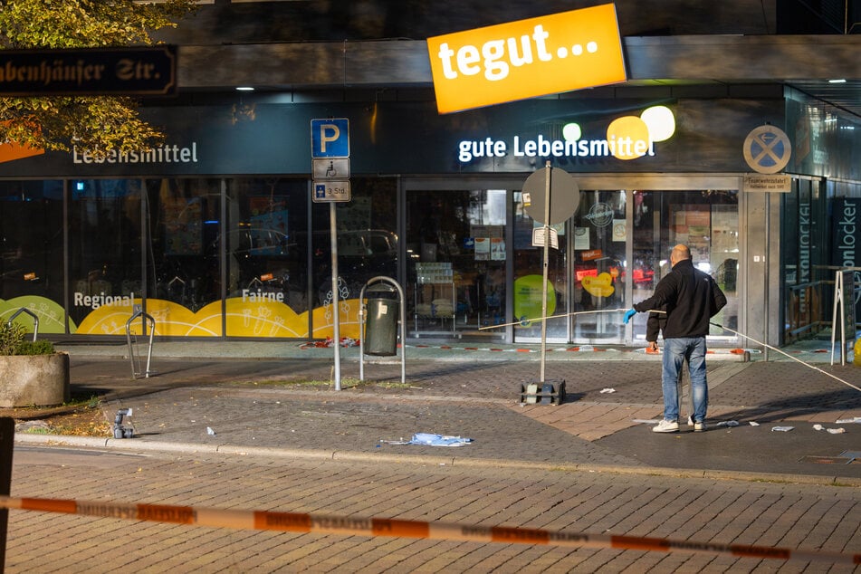 Zeugen hören lauten Knall: Mann (†60) vor Supermarkt erschossen!