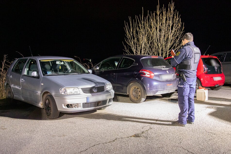 Die Polizei untersuchte am Samstagabend die Autos auf dem Parkplatz.