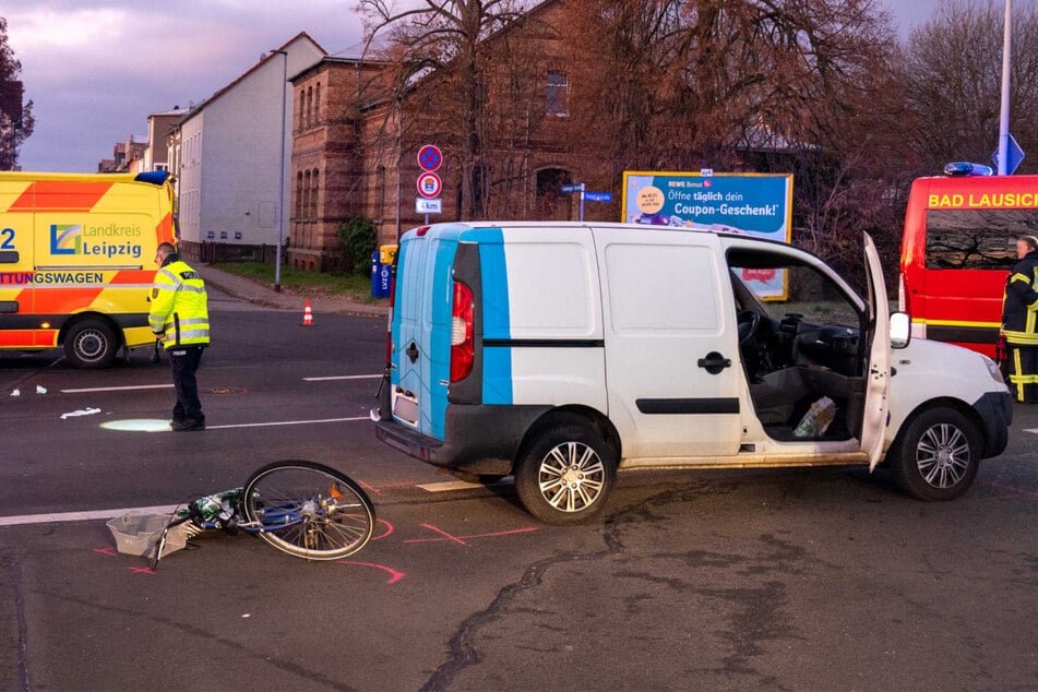 Lieferwagen und Fahrrad stoßen zusammen: 62-Jährige lebensbedrohlich verletzt