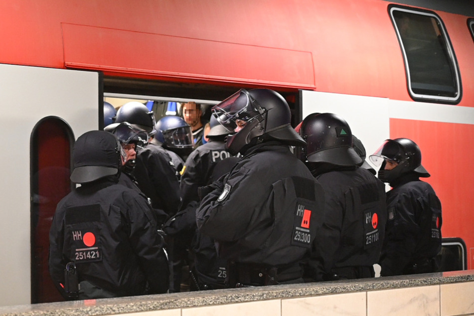 Die Polizei stoppte einen Regionalzug mit HSV Fans und führte sechs Stunden lang eine Großrazzia durch.