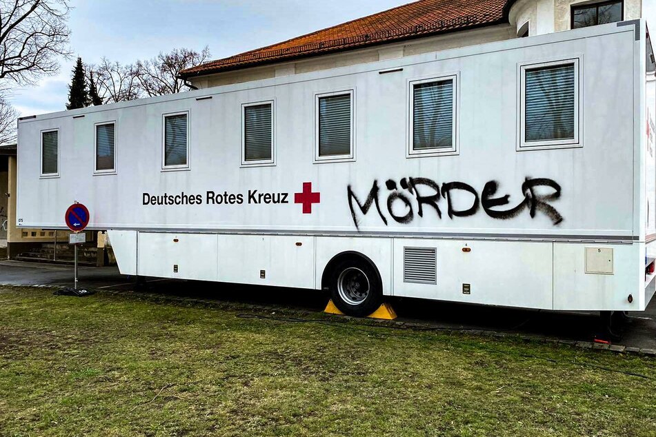 Unbekannte beschmierten die mobile Arztpraxis in Olesnitz/Vogtland.