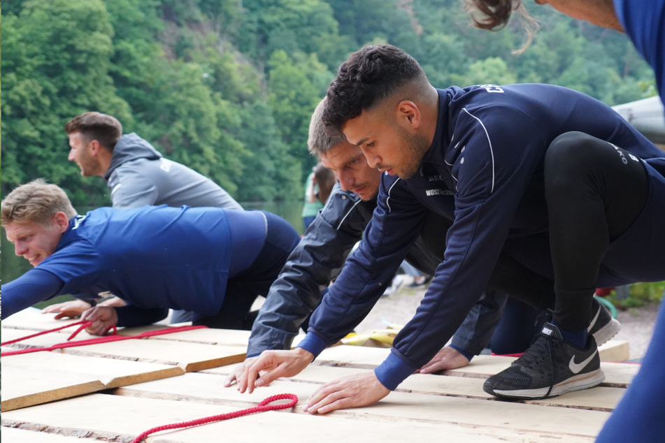 Maßarbeit! Jakub Jakubov (32, v.l.), Jovan Vidovic (32) und Okan Kurt (26) sind beim Zusammenbau des Floßes voller Konzentration.