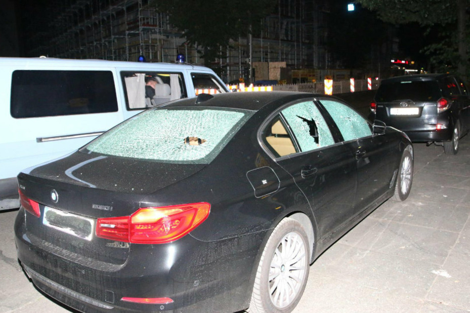 Scheiben an Autos wurden zerstört.