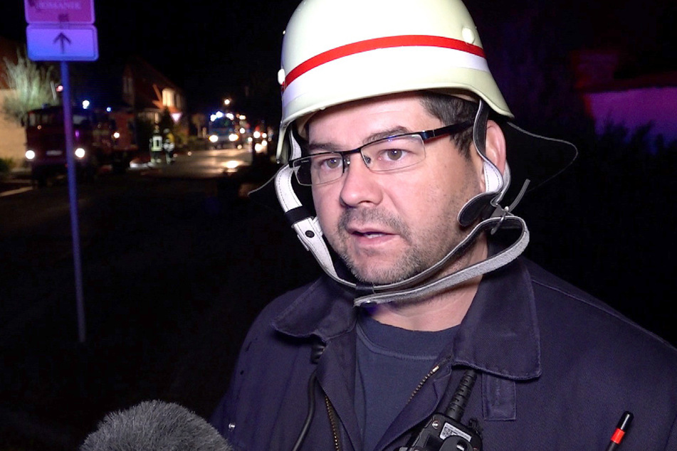 "Die Bewohner des Nachbarhauses hatten sich vor unserem Eintreffen in Sicherheit gebracht", sagte Einsatzleiter Ronny Runge.