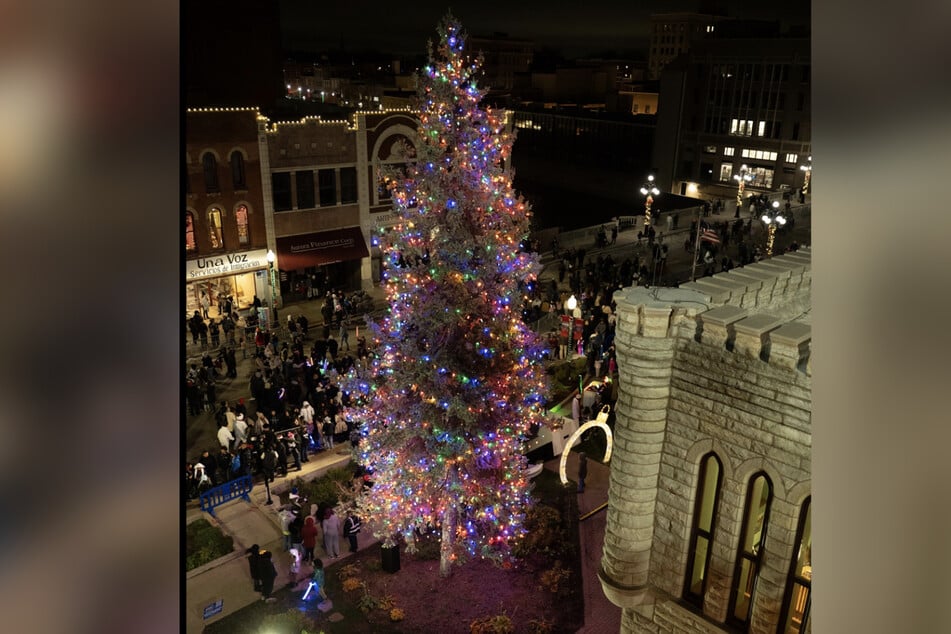 Jaylen Lockhart durfte für seine heldenhafte Tat am vergangenen Freitag den offiziellen Weihnachtsbaum der Stadt erleuchten.