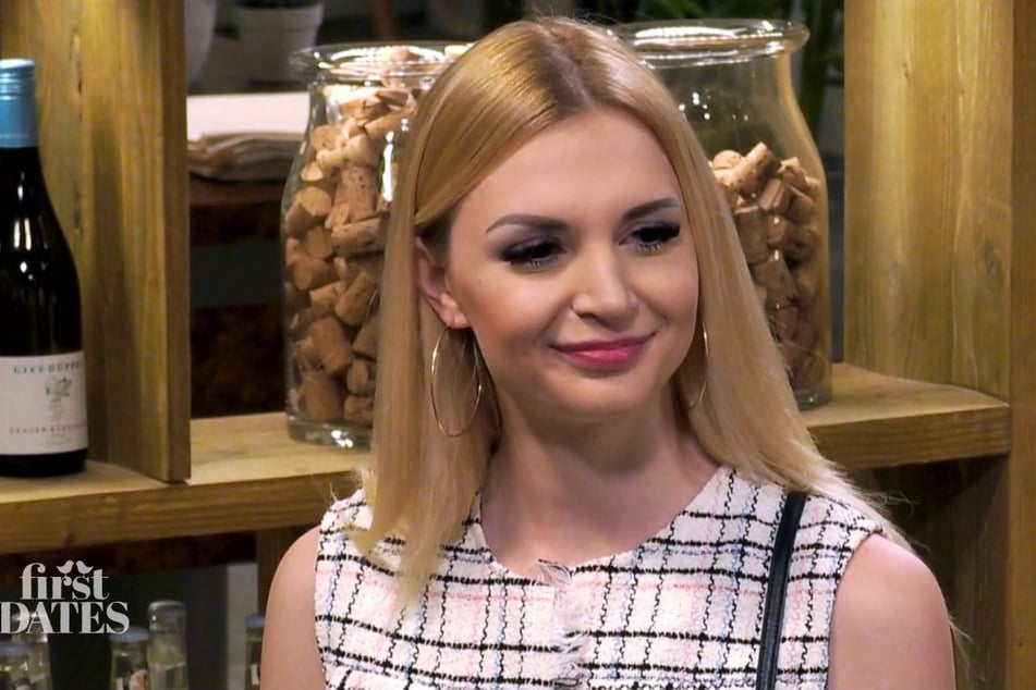 Nina (23) fällt sofort Julians Outfit ins Auge, das ihr nur semi-gut gefällt, wie sie zugibt.