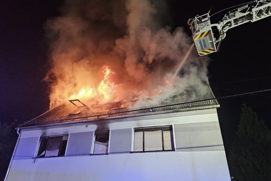 Die Flammen griffen auf das gesamte Haus über.