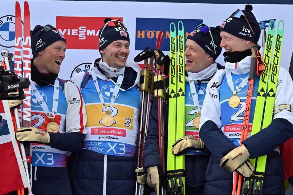 Endre Strømsheim (27, v.l.n.r.), Sturla Holm Lægreid (28), Tarjei Bø (36) und Johannes Thingnes Bø (31) feierten ihren WM-Titel mit der Staffel, als plötzlich Schüsse ertönten.