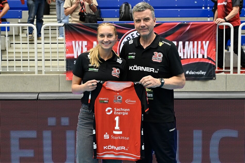 Alex Waibl (r.) setzt auf Kontinuität: Patricia Nestler ist weiter Kapitänin.