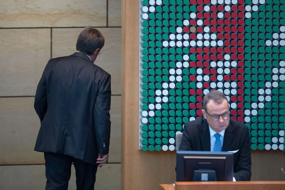 Armin Laschet (60, CDU, l.) verließ den NRW-Landtag. Er reiste zu Frankreichs Präsident Emmanuel Macron (43).