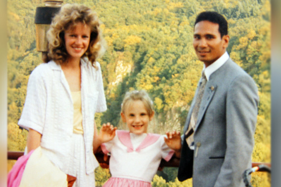 Nichts als Freude: Ingrid und Peggy Spitzner 1990 mit dem amerikanischen Fluchthelfer Eric Yaw.