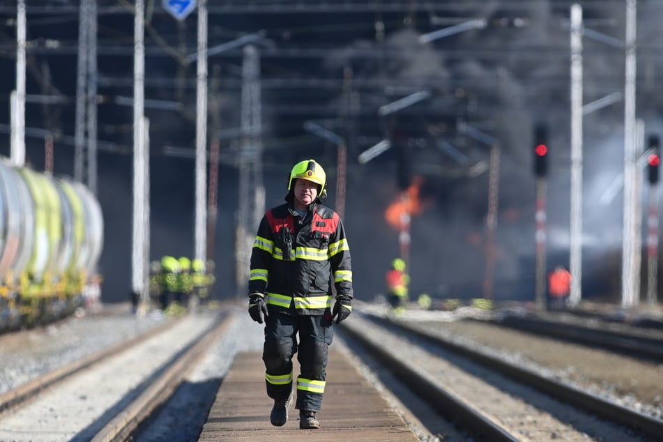 Ein Güterzug mit giftigem und krebserregendem Benzol ist entgleist. Mindestens fünfzehn Kesselwagen mit der Substanz gerieten in Brand, wie die Feuerwehr mitteilte.