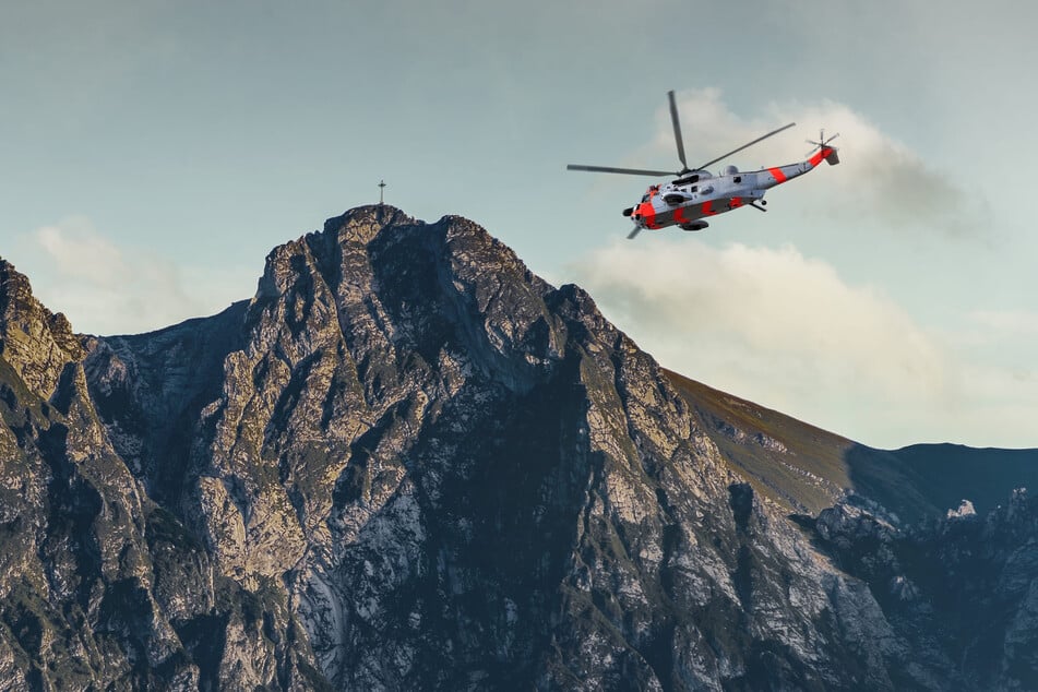 Nach dem tödlichen Absturz rückten auch Hubschrauber zur Bergung des 27-Jährigen aus. (Symbolfoto)