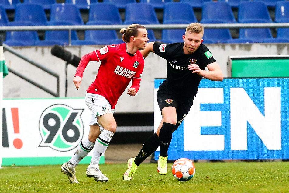 Vaclav Drchal (22, r.) lief der Musik und in diesem Fall Niklas Hult (31) hinterher. Der Dynamo-Stürmer muss sich noch an das Niveau in der 2. Bundesliga gewöhnen.