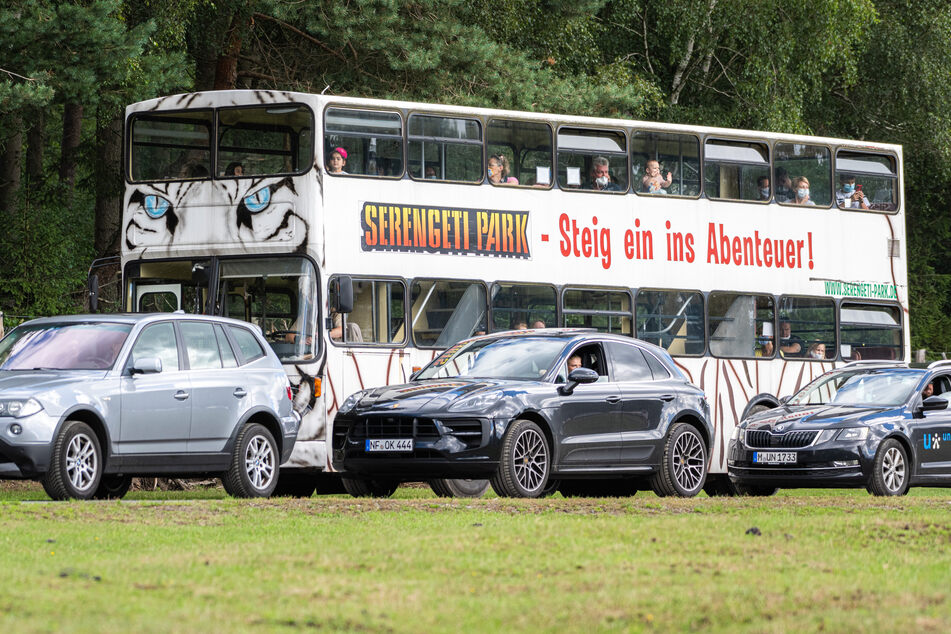 Ein Bus fährt durch den Serengeti-Park Hodenhagen: Am Eingang hat es einen Säure-Angriff gegeben.