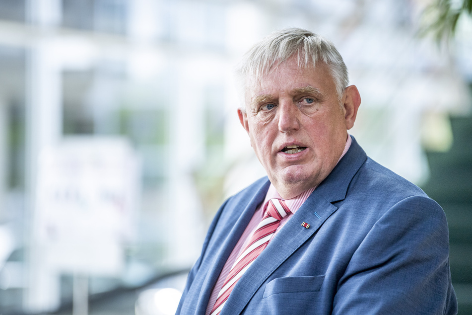 NRW-Gesundheitsminister Karl-Josef Laumann will Werkverträge in der Fleischindustrie verbieten.