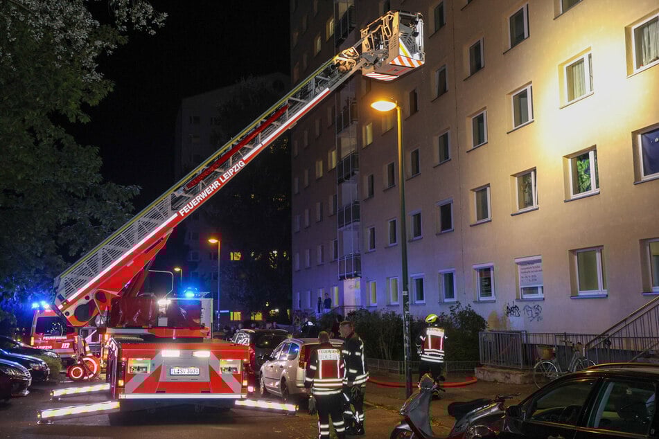 Leipzigs Feuerwehr war Samstagnacht an der Johannes-R.-Becher-Straße gefordert.