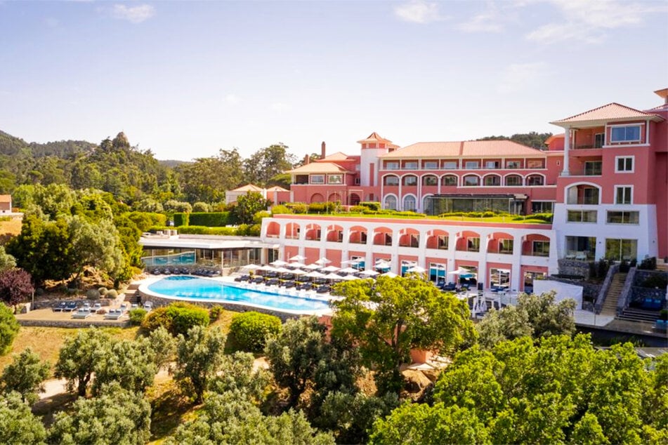 Genießt den Traumurlaub zum Beispiel im The Ritz-Carlton Penha Longa Resort in Portugal.