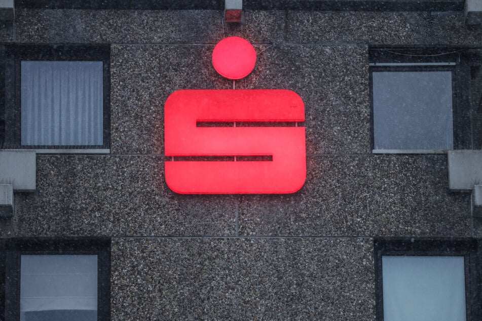 Noch ist unklar, ob die erste heiße Spur entscheidende Erkenntnisse zum Einbruch in die Sparkassen-Filiale Gelsenkirchen-Buer liefert.