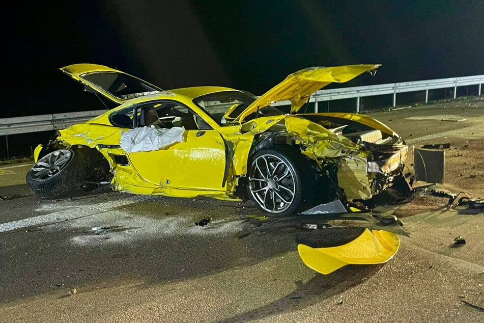 Unfall A24: Porsche-Fahrerin hinterlässt Trümmerfeld: Sportwagen kracht gegen Leitplanke