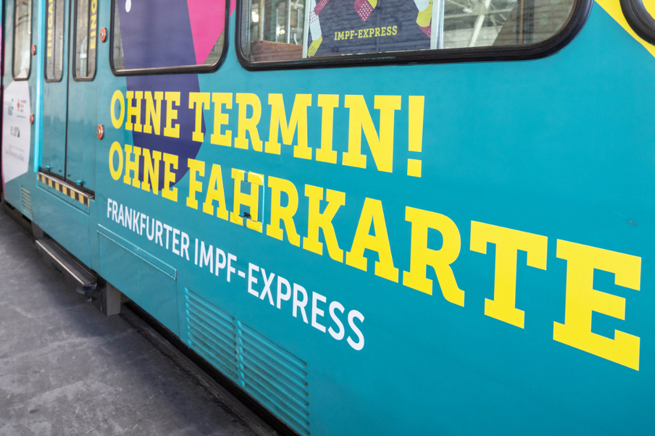 Zwei Straßenbahnen der VGF wurden zum "Impf-Express" umgerüstet. Die Aktion wurde am Donnerstag vorgestellt.