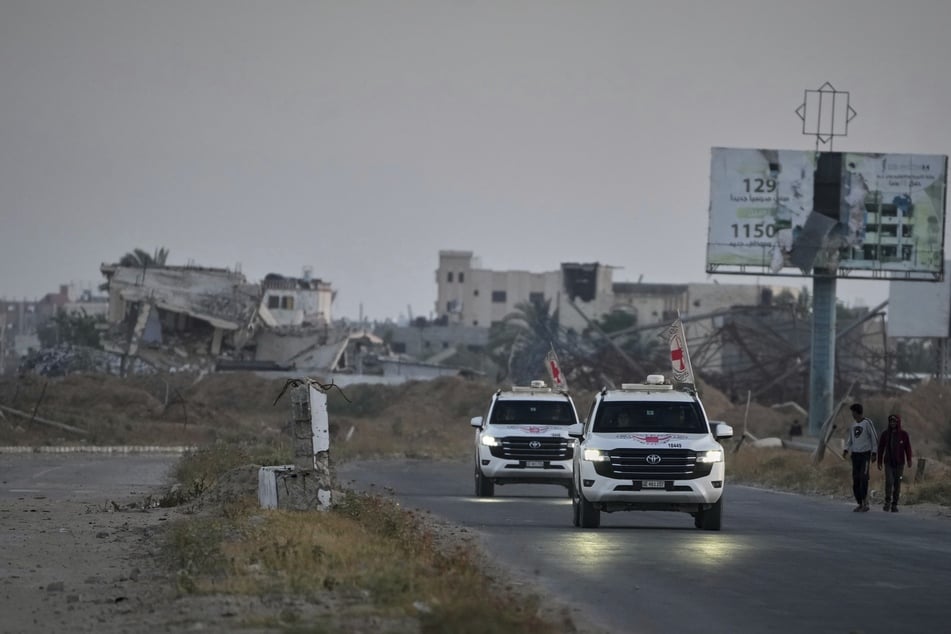 Fahrzeuge des Roten Kreuzes mit der amerikanisch-israelischen Geisel und dem Soldaten Edan Alexander verlassen den Gazastreifen, nachdem er der Organisation übergeben wurde.