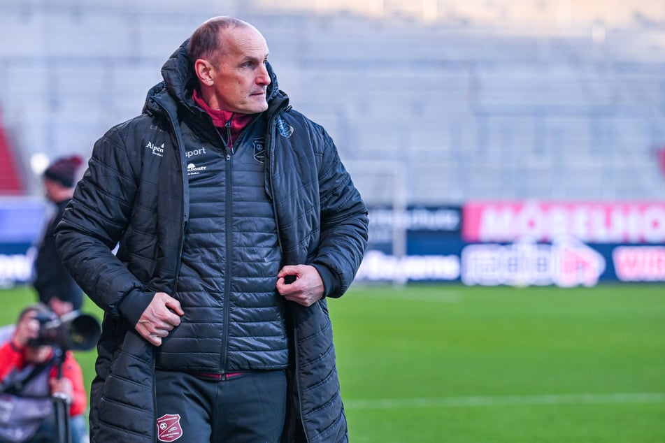 Haching-Trainer Heiko Herrlich (53) wird am Sonntag nicht für sein Team an der Seitenlinie stehen.