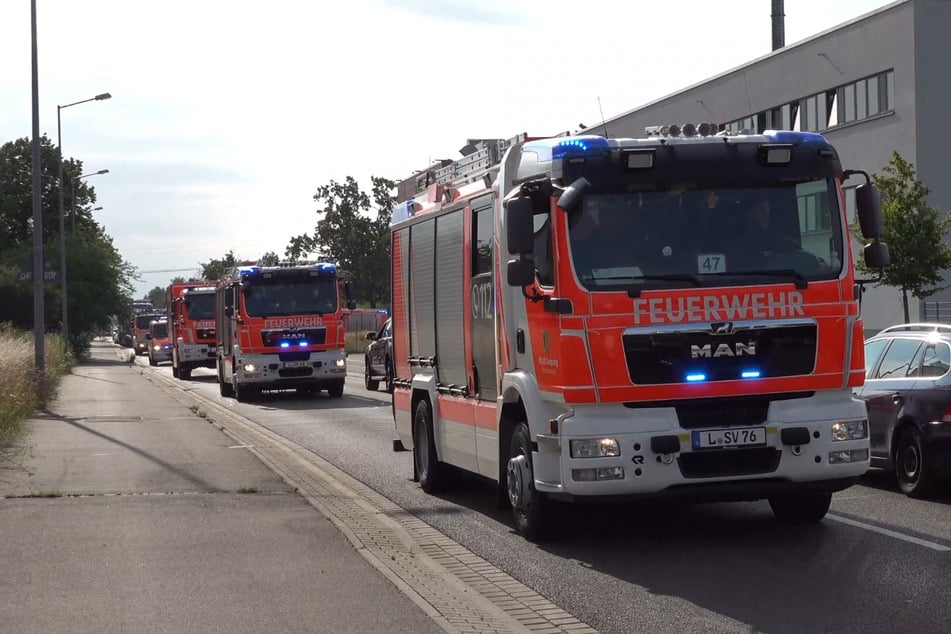 Die Leipziger Feuerwehr hat sich mit mehr als 70 ehrenamtlichen Helfern auf den Weg ins Krisengebiet in Rheinland-Pfalz gemacht.