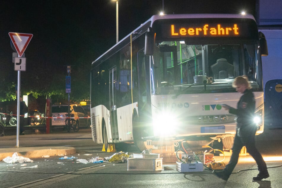 Mann von Bus erfasst und halbe Stunde eingeklemmt: Senior verstirbt im Krankenhaus