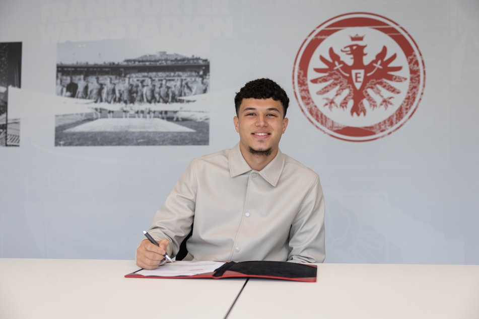 Anas Alaoui (18) unterschrieb am heutigen Dienstag einen langfristigen Profivertrag bei Eintracht Frankfurt.